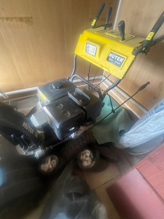 Снегоуборочная машина Huter SGC 8100 — почти новая!