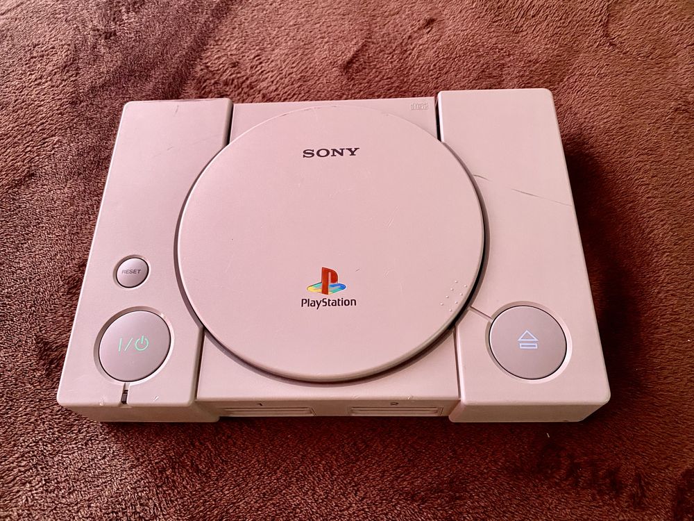 Продавам PlayStation 1 (Модел 5ххх) - Идеално състояние!