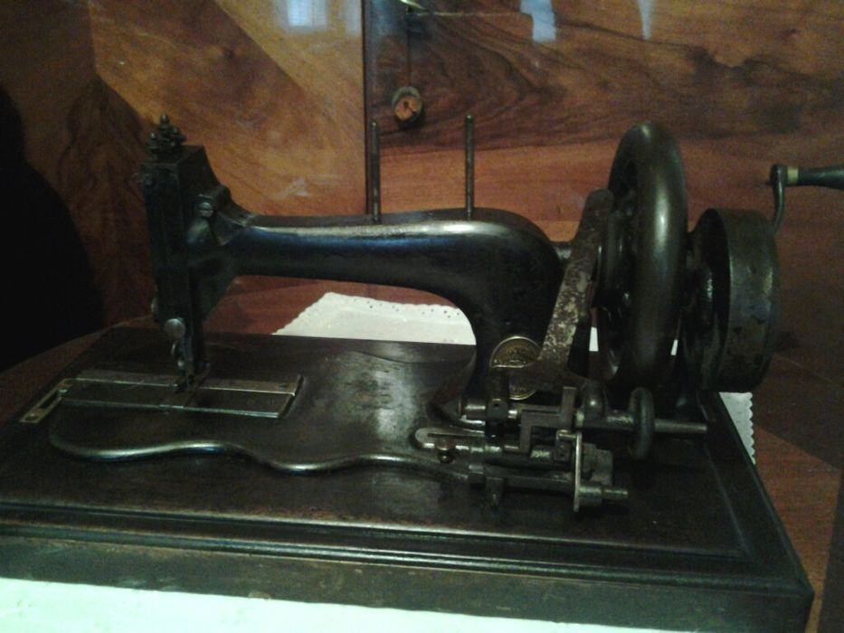 Masina de cusut manuala veche de colectie
