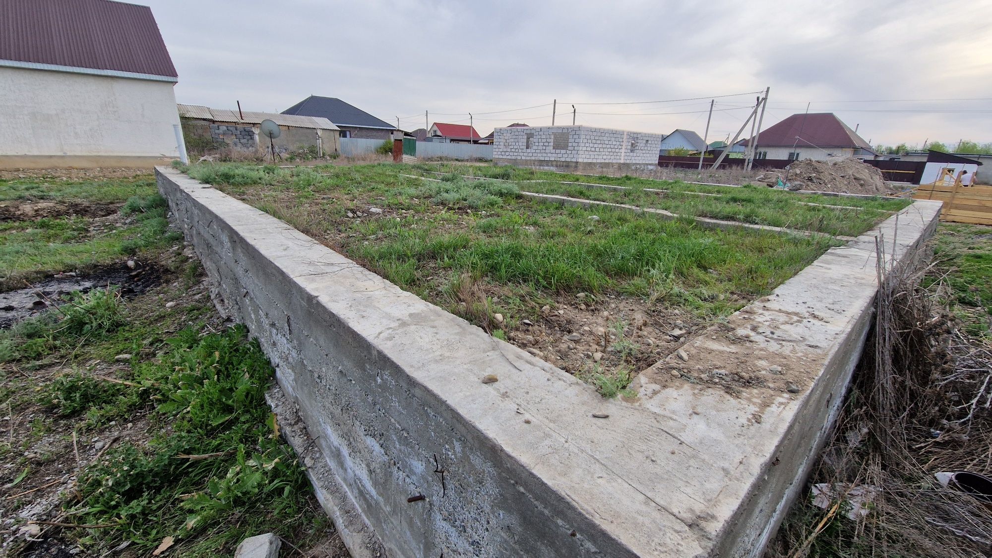 Продается участок с фундаментом в городе