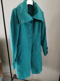 Женское пальто на пуговицах зелёное