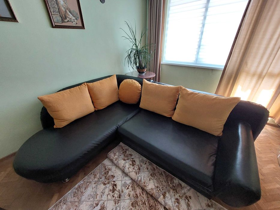 Продавам ъглов кожен диван + холна маса