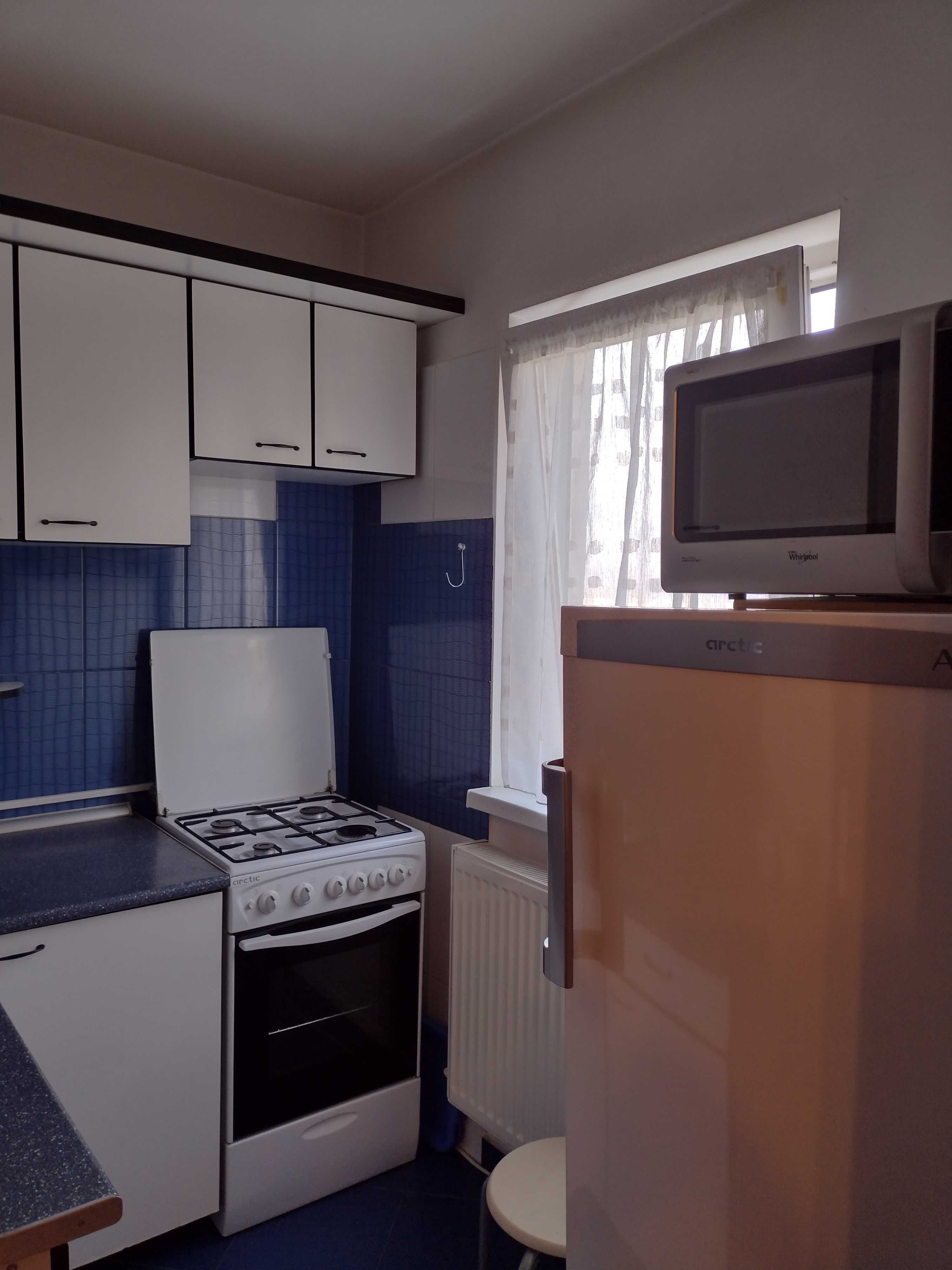 Ofer pentru inchiriere apartament cu o camera ( garsoniera)