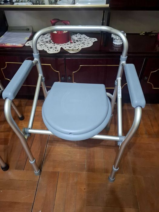 Vând scaun de wc de camera pliabila