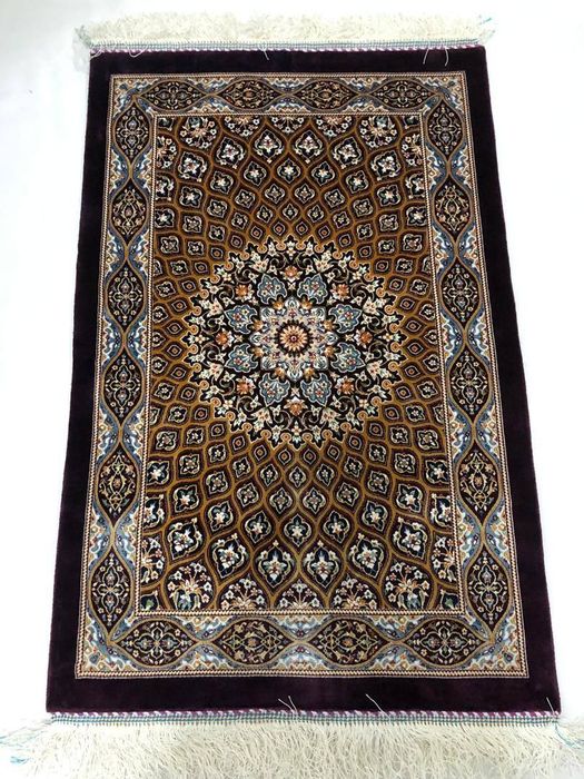 Ипак гиламлар сотилади