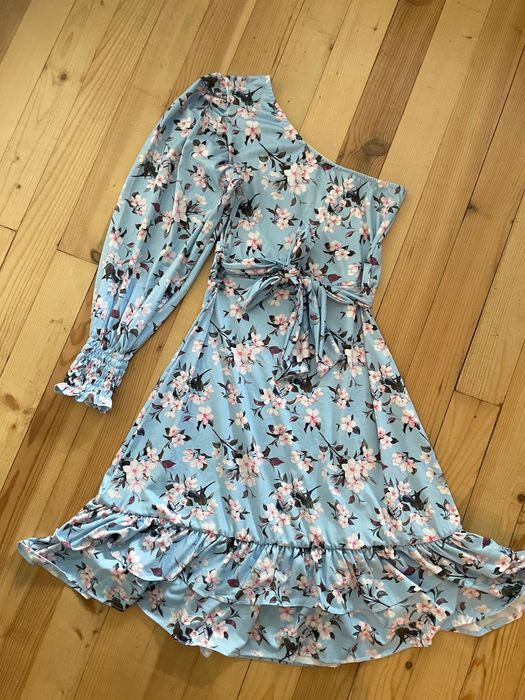 Рокля на цветя с един ръкав