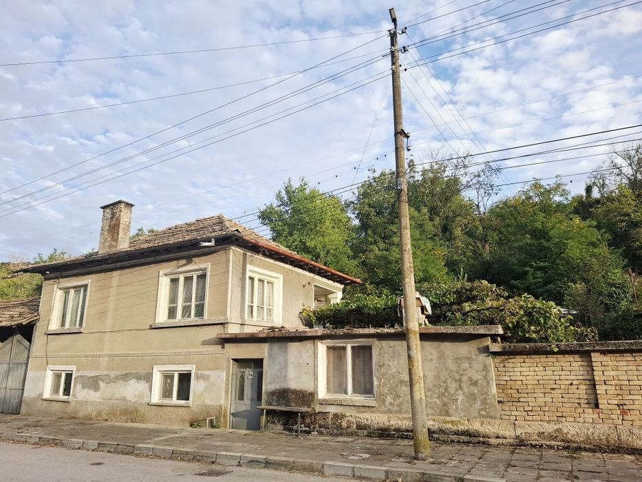 Къща с двор и стопански постройки