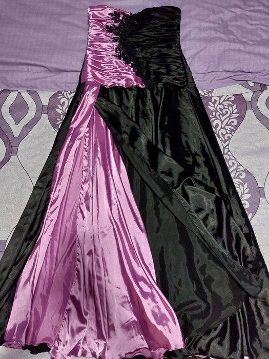 Сатенена официална рокля.