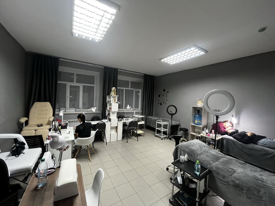 Сдам место  кушетка, стол 25000