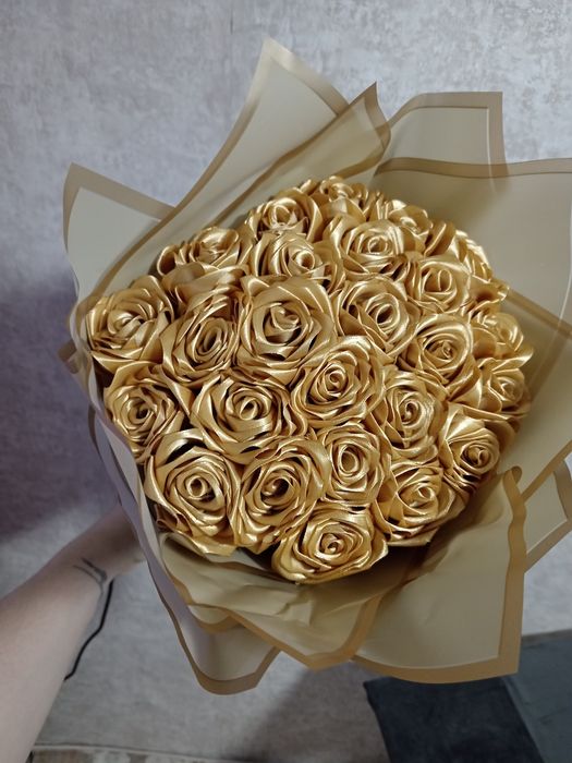 Букеты из атласных лент — ручная работа.