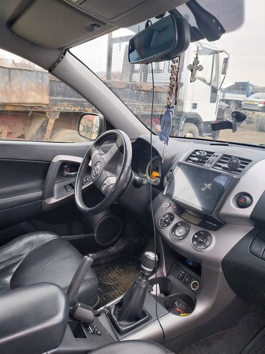Schimb sau vând RAV4 4X4:variante basculanta sau cu masina automată