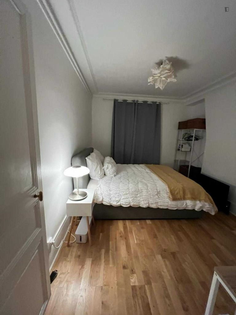 Дава се под наем Тристаен апартамент в София, Център - 80 кв.м за 561 € - Снимка #2