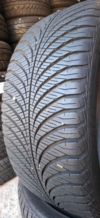 2бр. 235/45/19 Goodyear 7mm грайфер, дот 20г. Безплатен монтаж