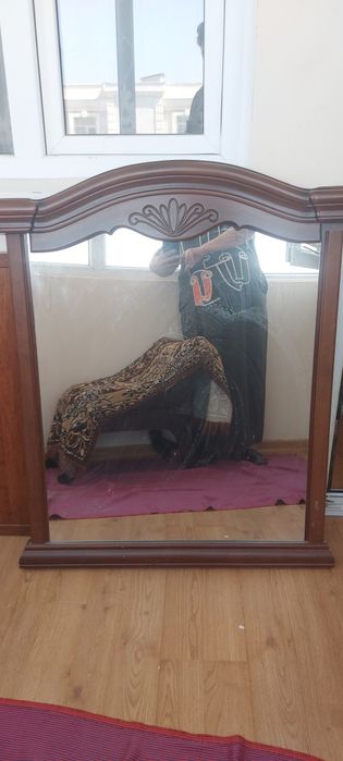 Зеркало большое.