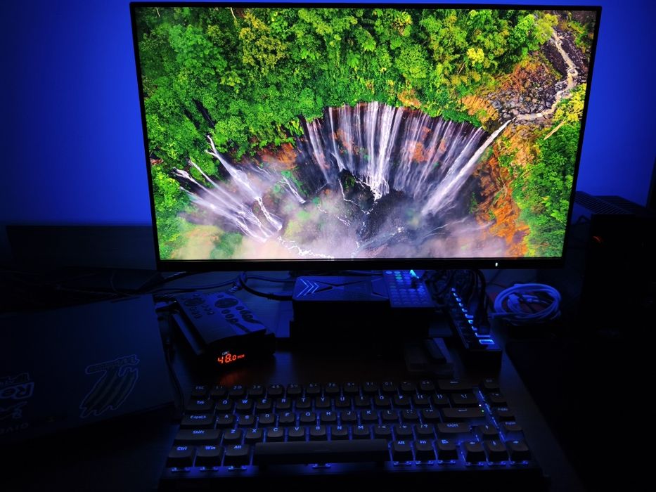 Vând monitor EIZO Flexscan EV2450