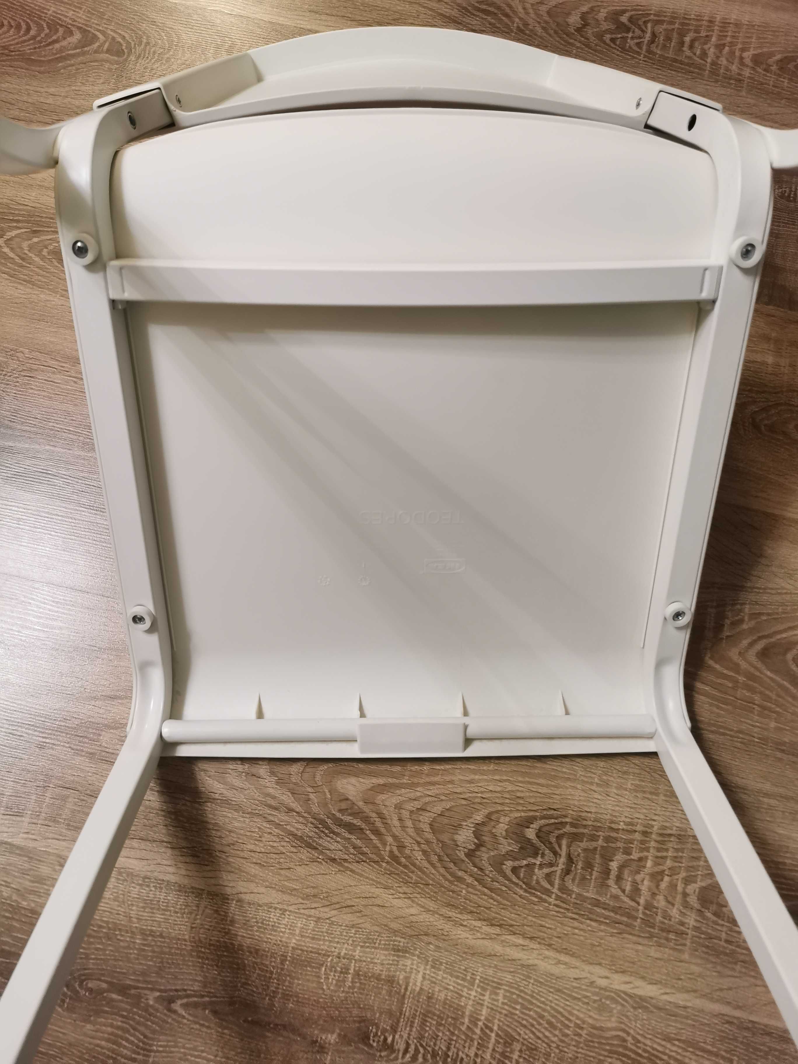 Продавам 3 бели кухненски стола на IKEA