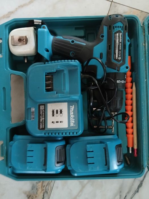 Тhaкita, бормашина с две зарядни  пьлун комплект  с куфаче