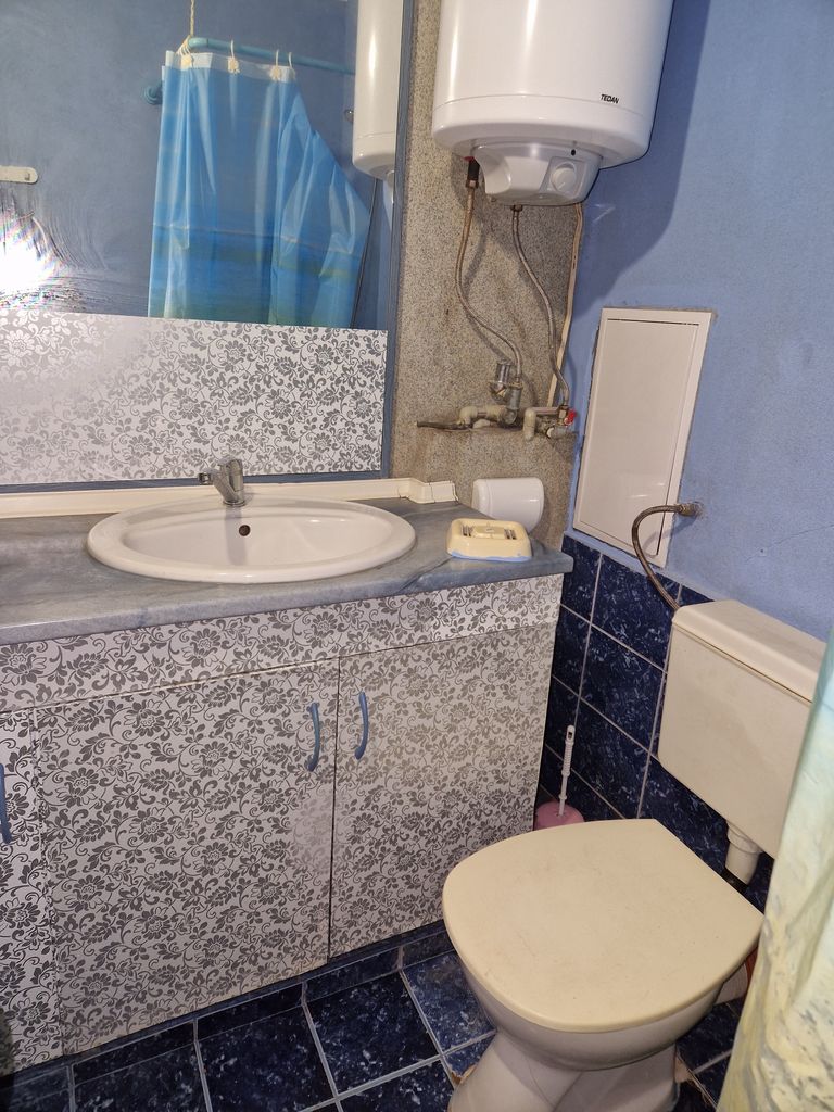 Дава се под наем Двустаен апартамент в Карлово - 50 кв.м за 178.5 € - Снимка #2