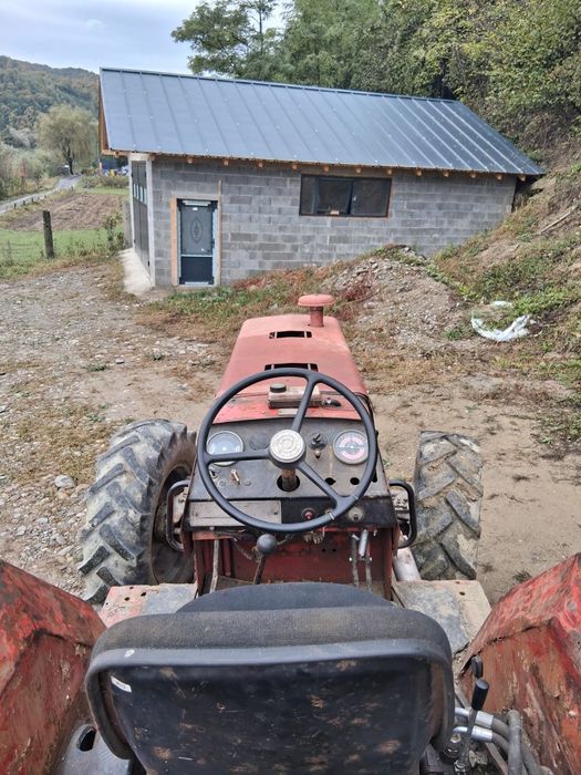 Vând tractor ...