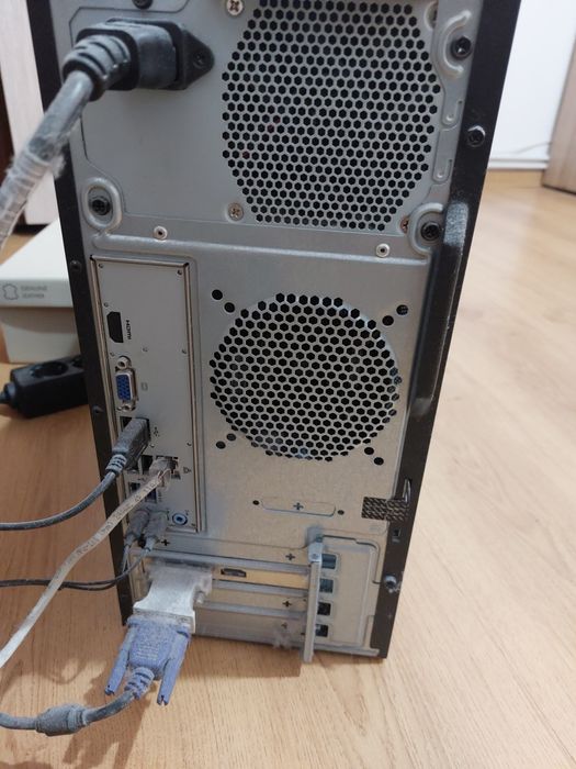 Vând laptop Toshiba și calculator (unitate,tastatura,monitor)