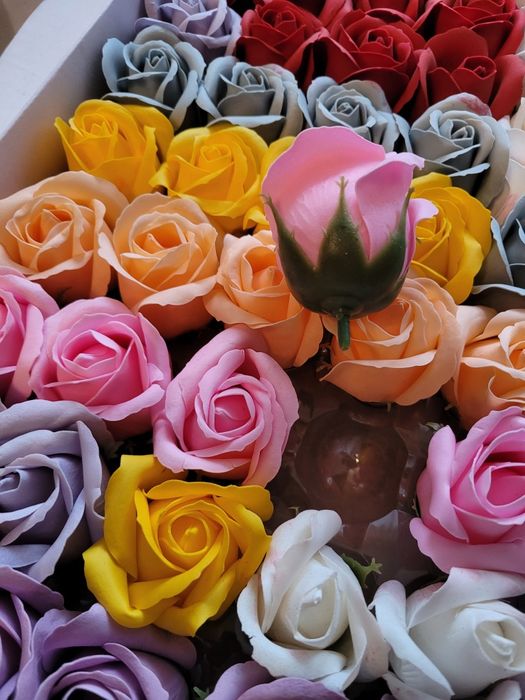 Vând trandafiri din spumă