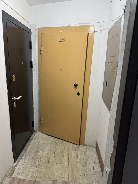 Продам входную железную дверь квартиры