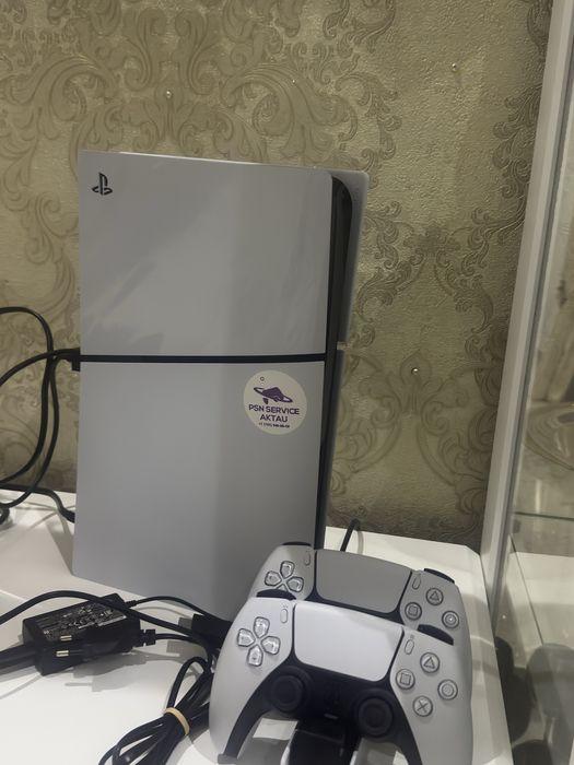 Продаю СРОЧНО пс5 СЛИМ на ГАРАНТИЙ новом состояний с двумя джойстиками