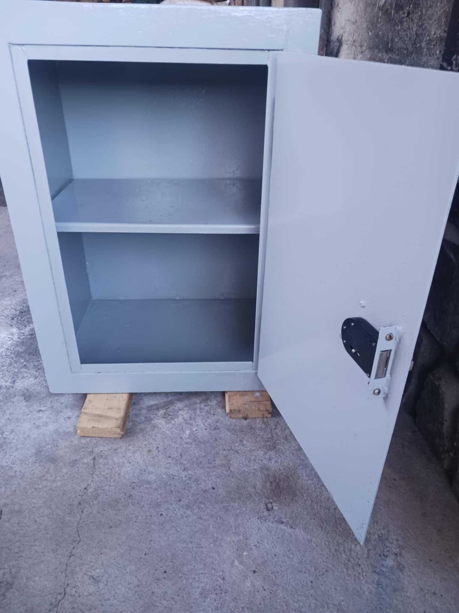 Продавам метална каса