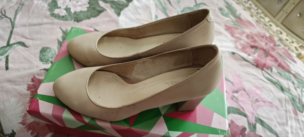 Продам туфли бежевые на каблуке. 36 размер.