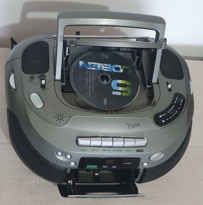 Vând radio-casetofon cu cd.