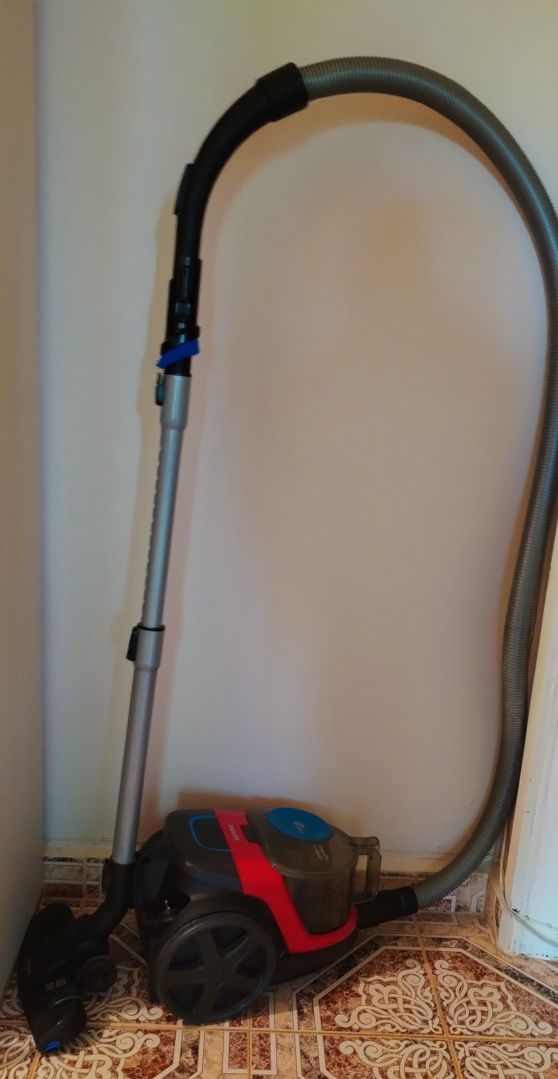 Продавам прахосмукачка Philips