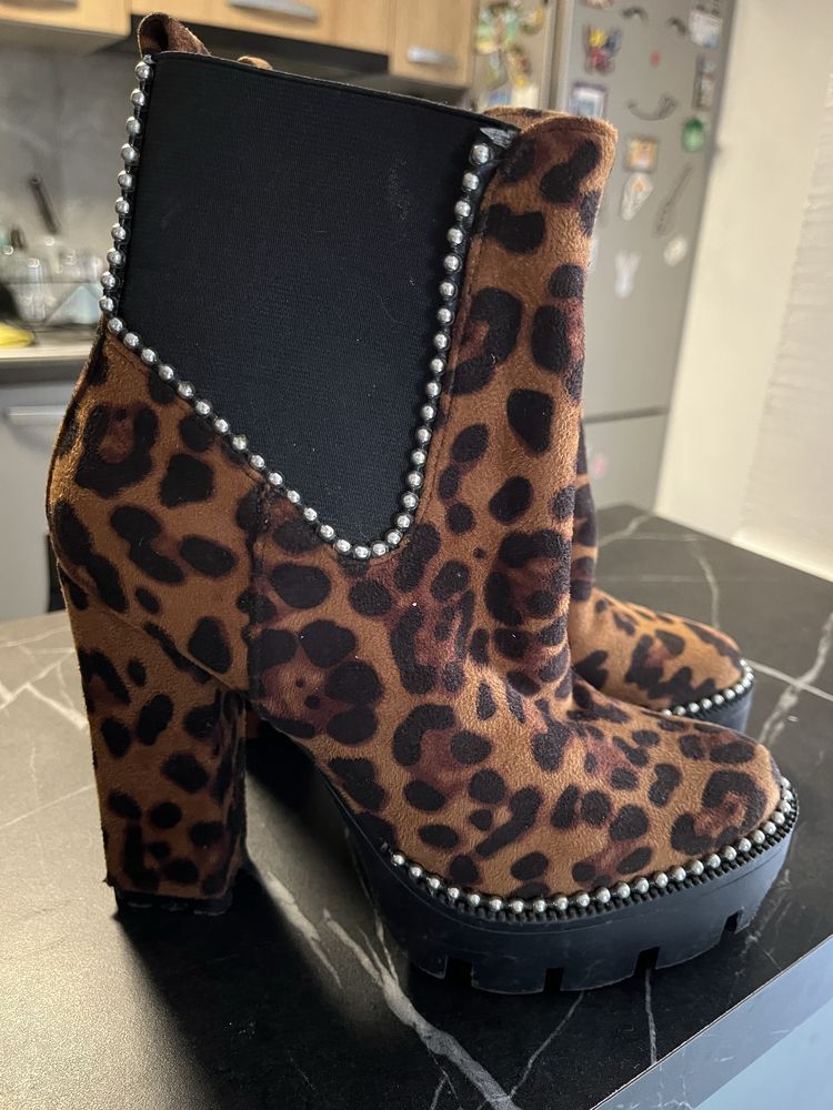 Botine cu toc.