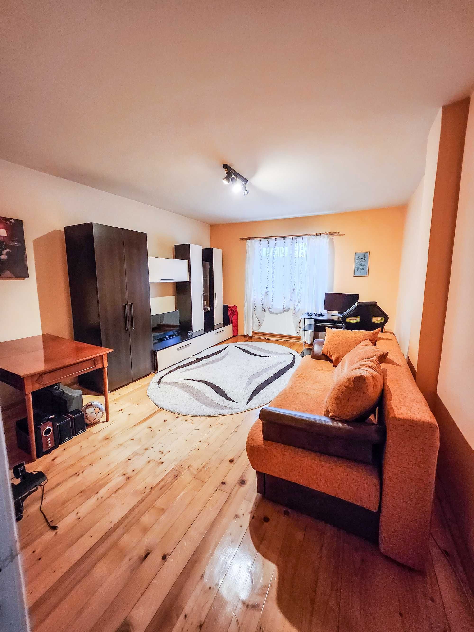 De vanzare casa zona centrala, cu 2 apartamente separate, garaj, curte