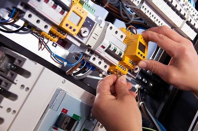 Electrician interventii rapide tablouri sigurante, lumini, prize etc