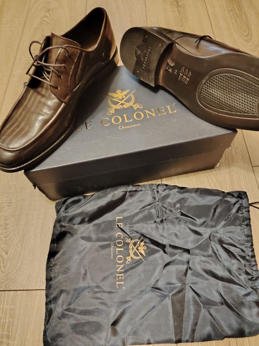 Pantofi de piele maro.