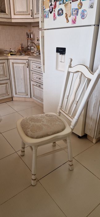 Стол со стульями кухонные