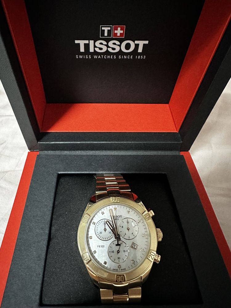 Часовник Tissot s 12 диаманта и уникален цвят