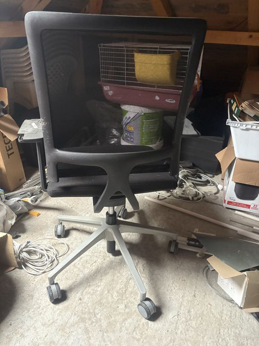 Vand scaune de birou