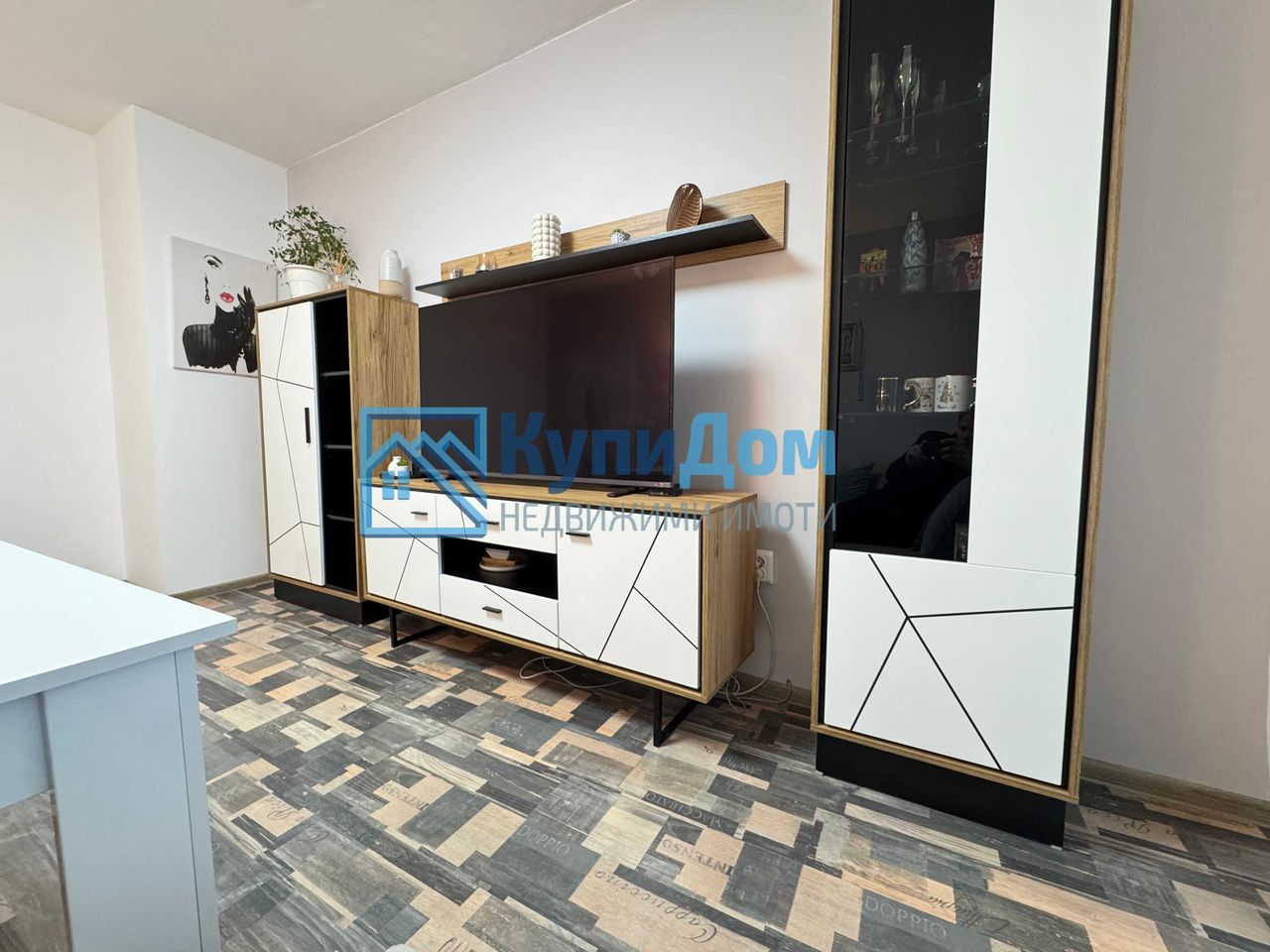 Дава се под наем Тристаен апартамент в Варна, Базар Левски - 70 кв.м за 550 € - Снимка #3