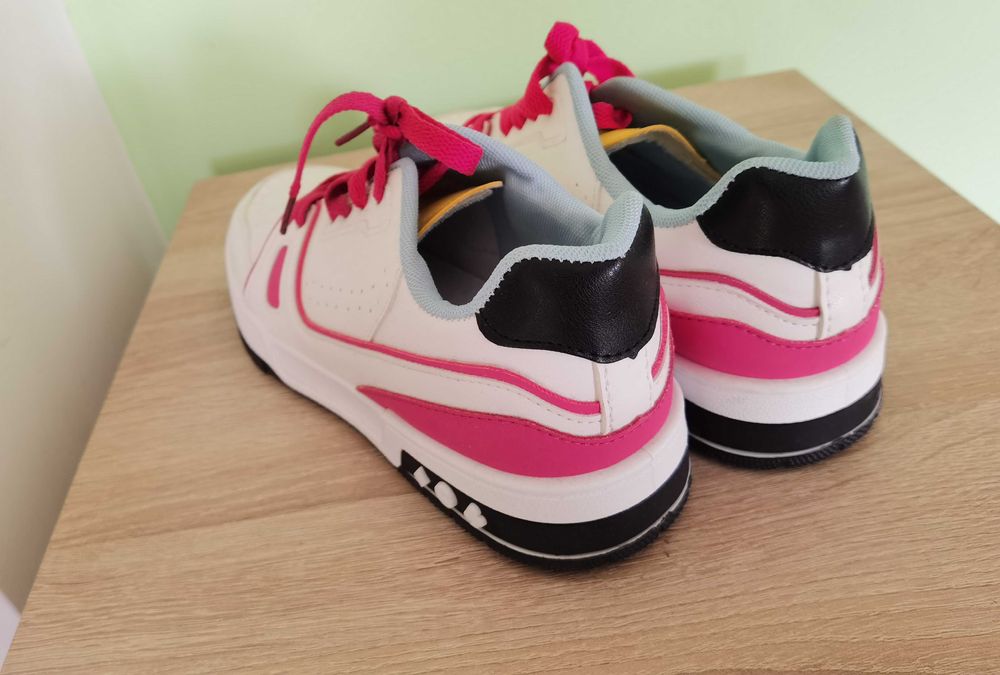 Дамски спортни обувки