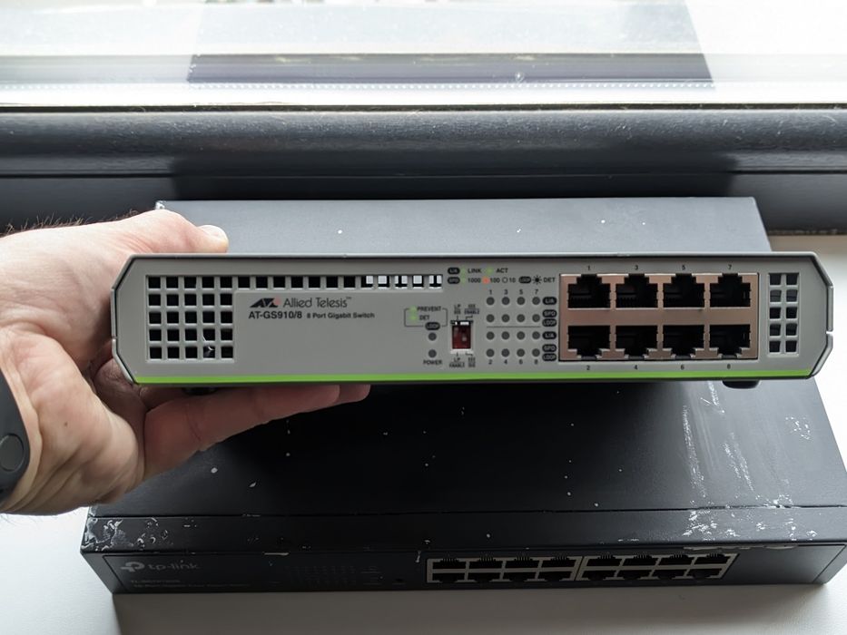 Switch Allied Telesis AT-GS910/8 și Switch TP-Link TL-SG1016DE