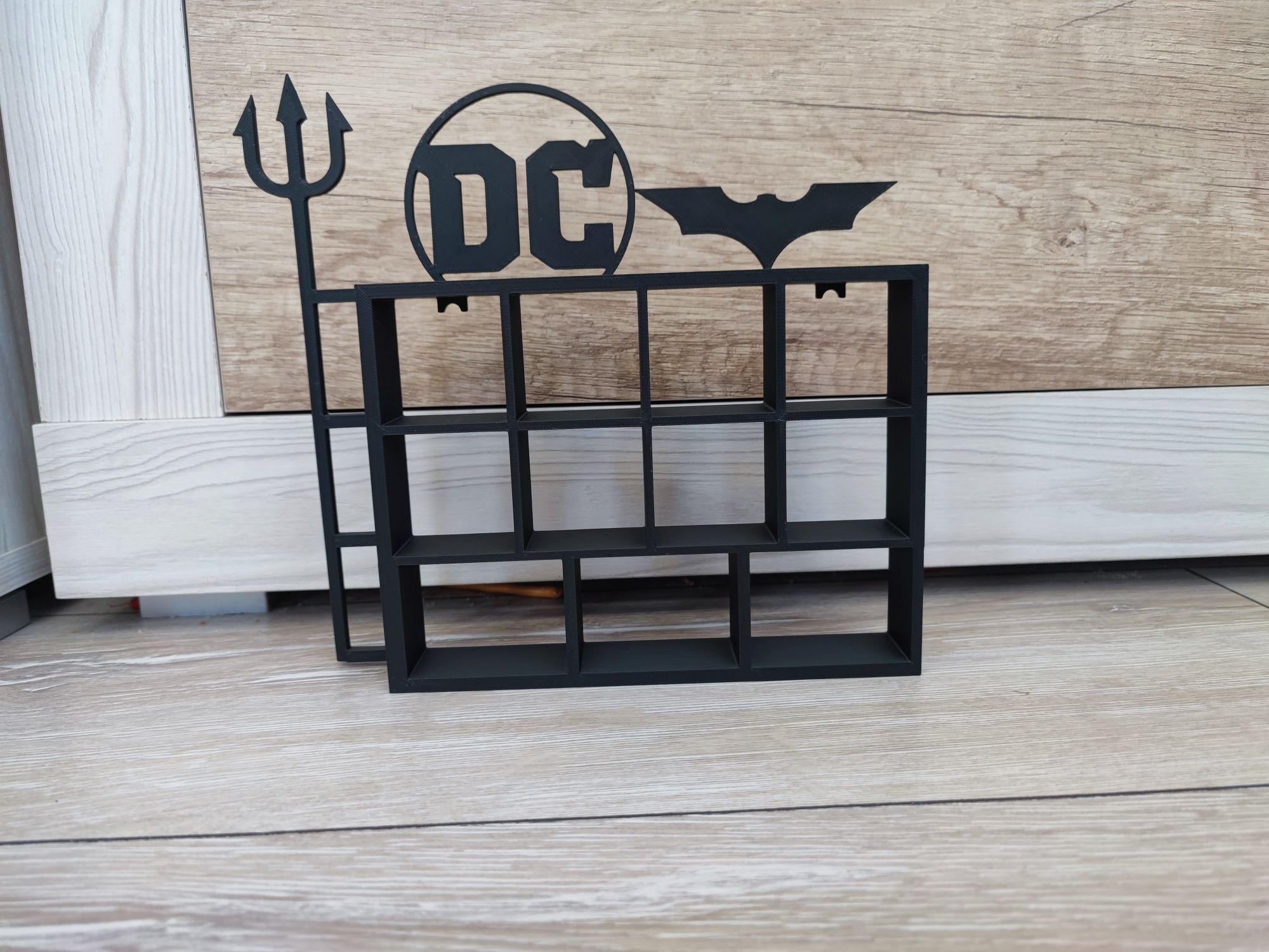 Стойка DC за фигурки от шоколадови яйца