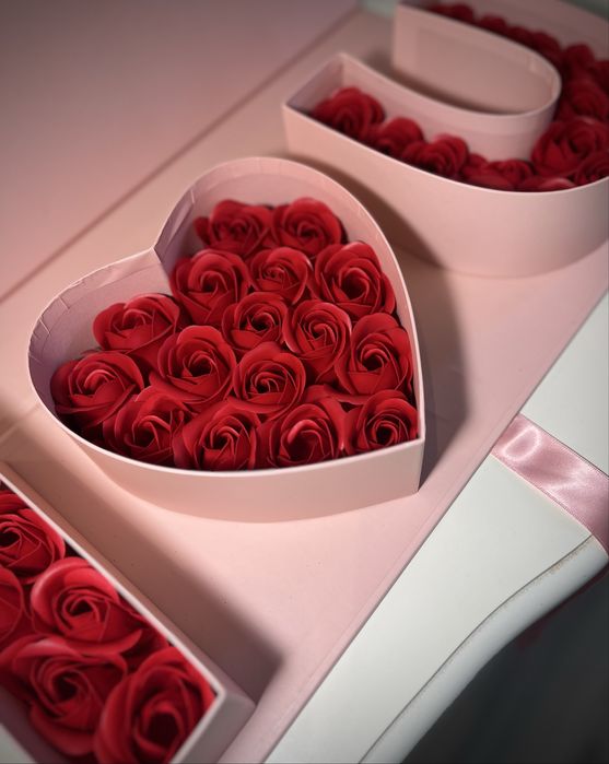 LOVE Deluxe Box с червени сапунени рози-незабравим подарък
