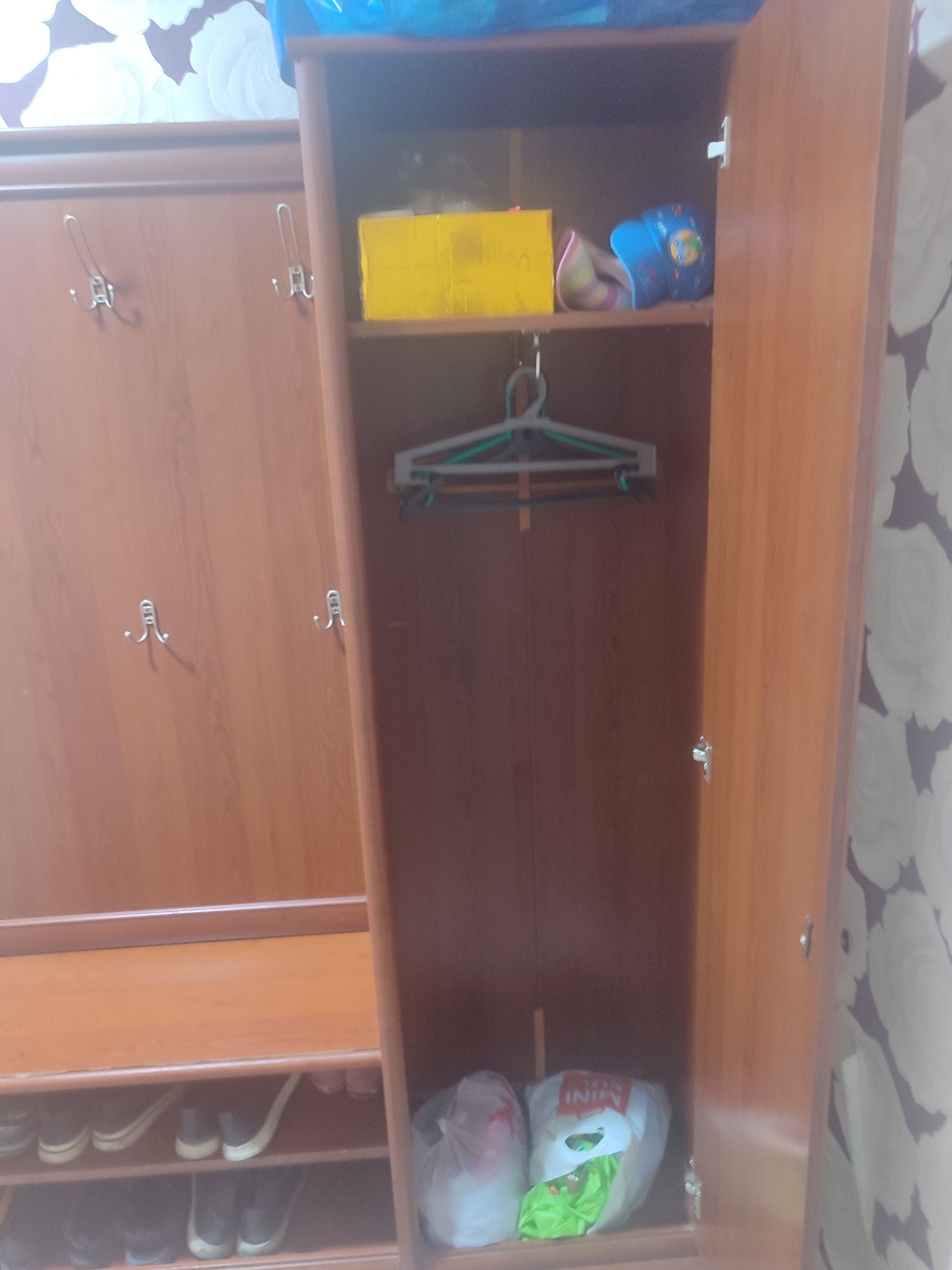 Продам прихожку со шкафом
