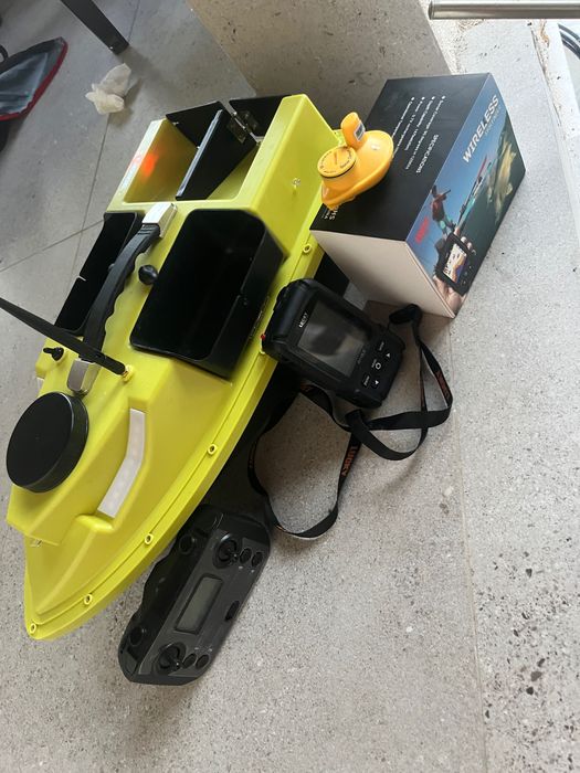 Лодка за захранка и сонар