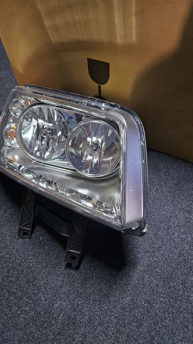 Far dreapta nou original Volkswagen Transporter T5

Cod Oe: 7H1 941 01