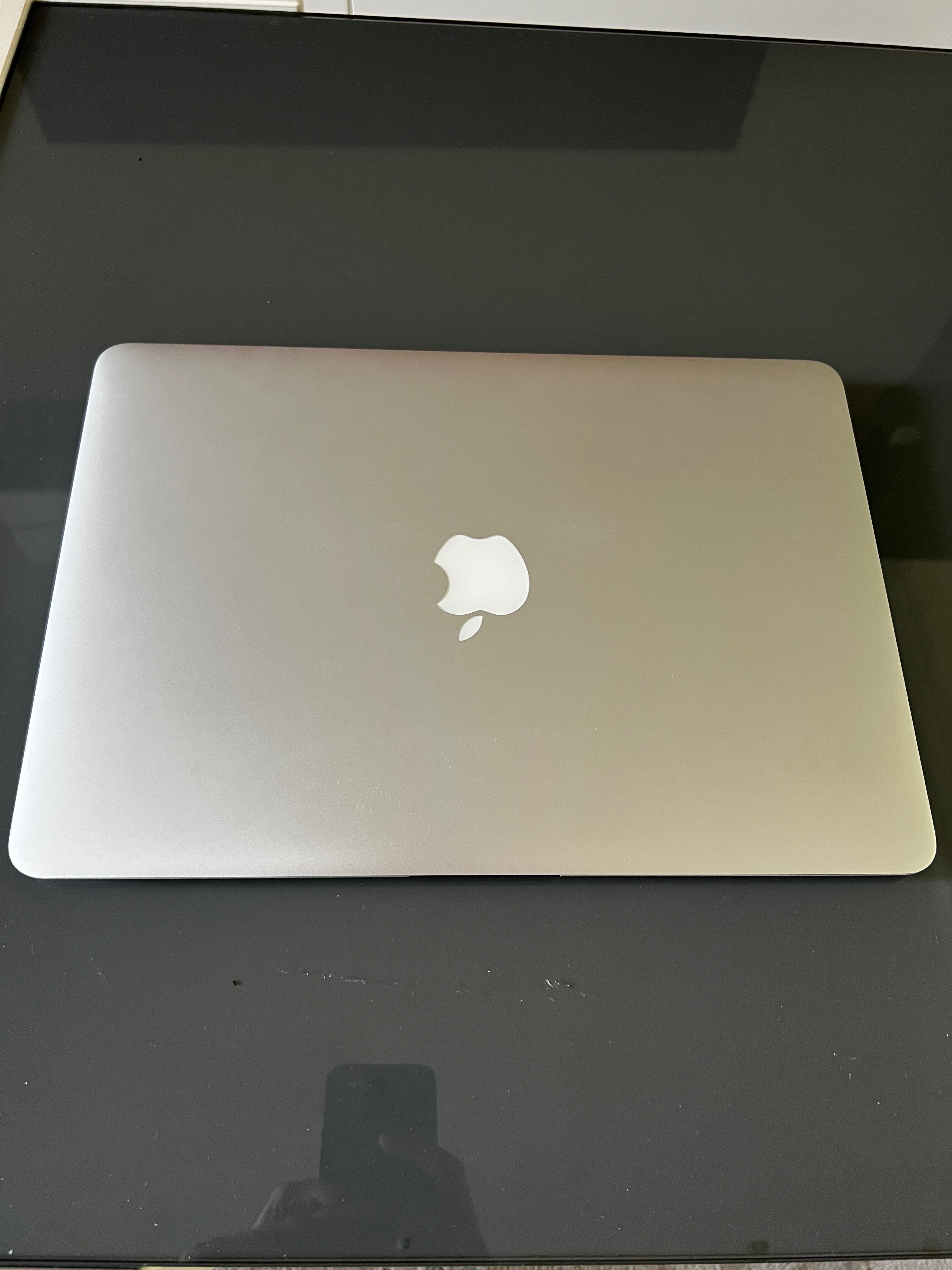 MacBook Air 2017 года в очень хорошем состоянии