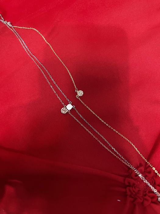 Colier suflat cu aur la baza gatului