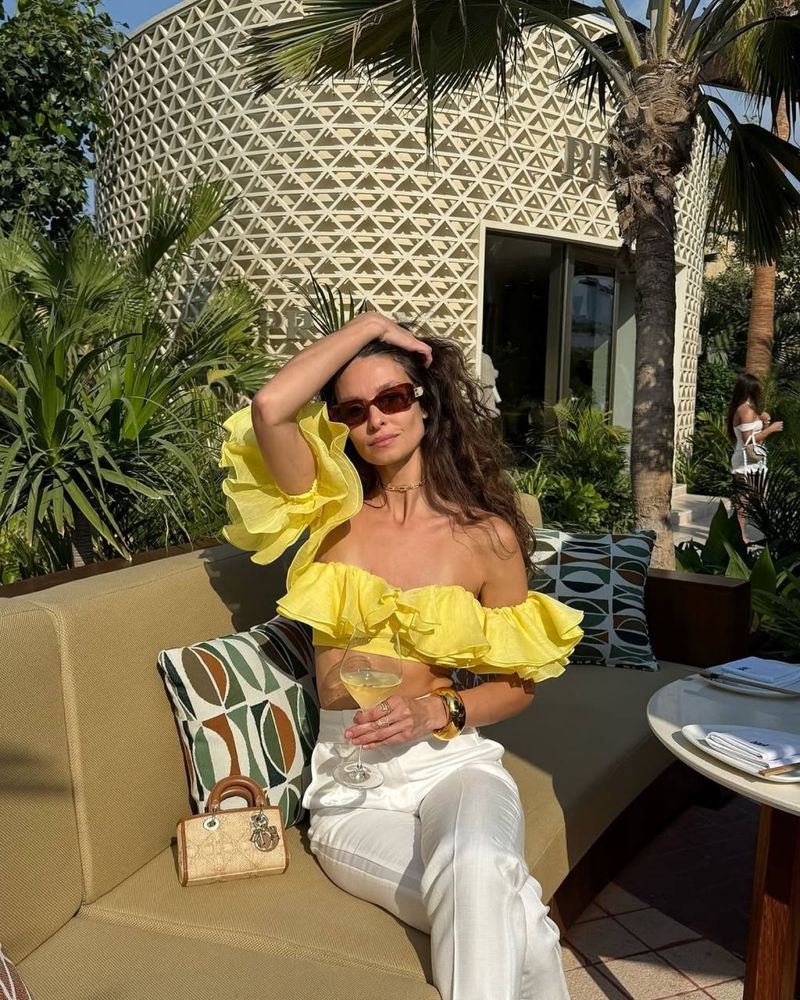 Топ с обемни волани в стил off-shoulder