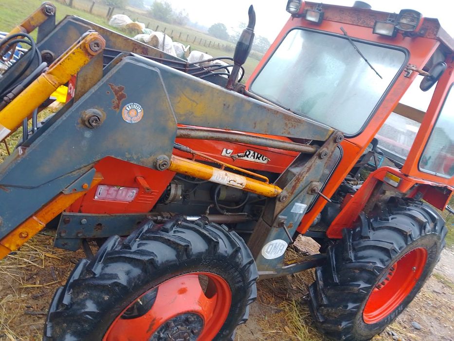 Vind 2 tractore și scavator